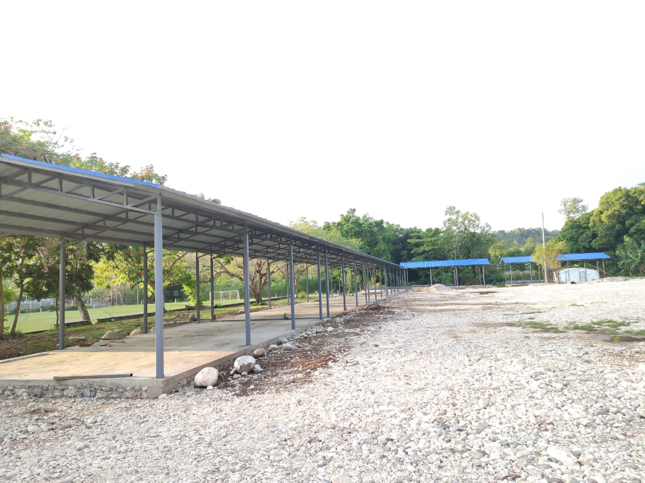 Construction des hangars pour le Collège Mazenod de Camp-Perrin